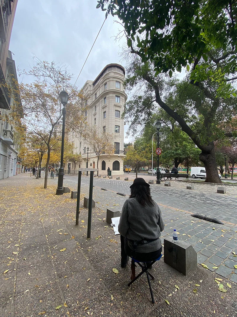 Croquis in situ de la ilustradora urbana Erika Brandner del Edificio del Servel en Barrio Bellas Artes, Esmeralda esquina Ismael Valdés Vergara,
